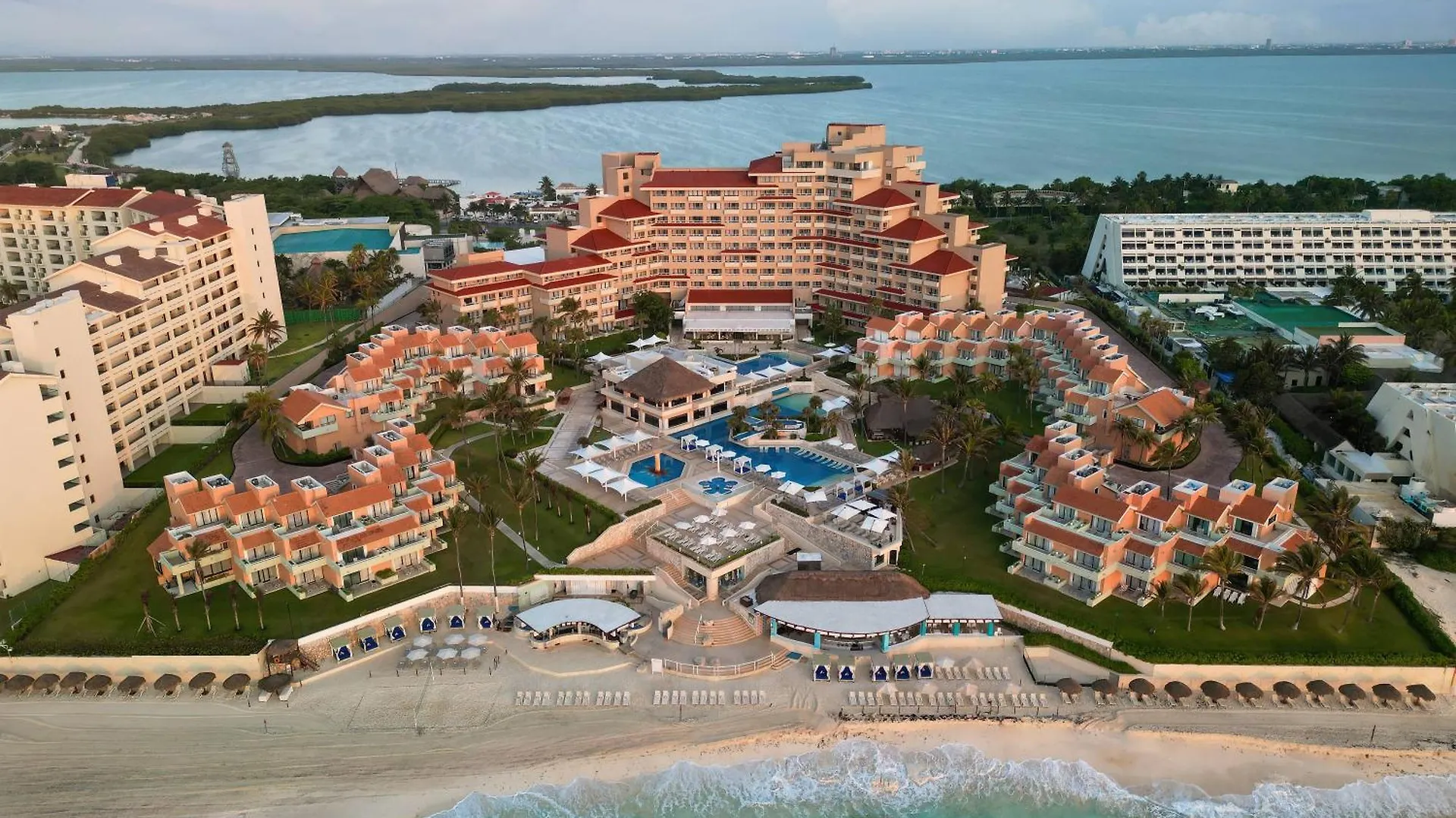 Wyndham Grand Cancun All Inclusive Resort & Villas Hotel